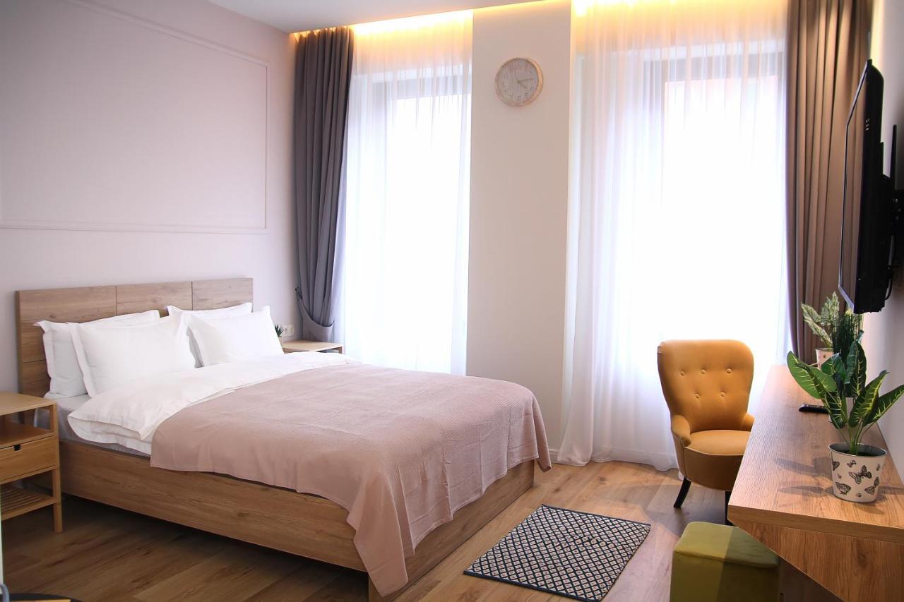 Parilament On Rustaveli 4 Rooms Tbilisi Exterior photo